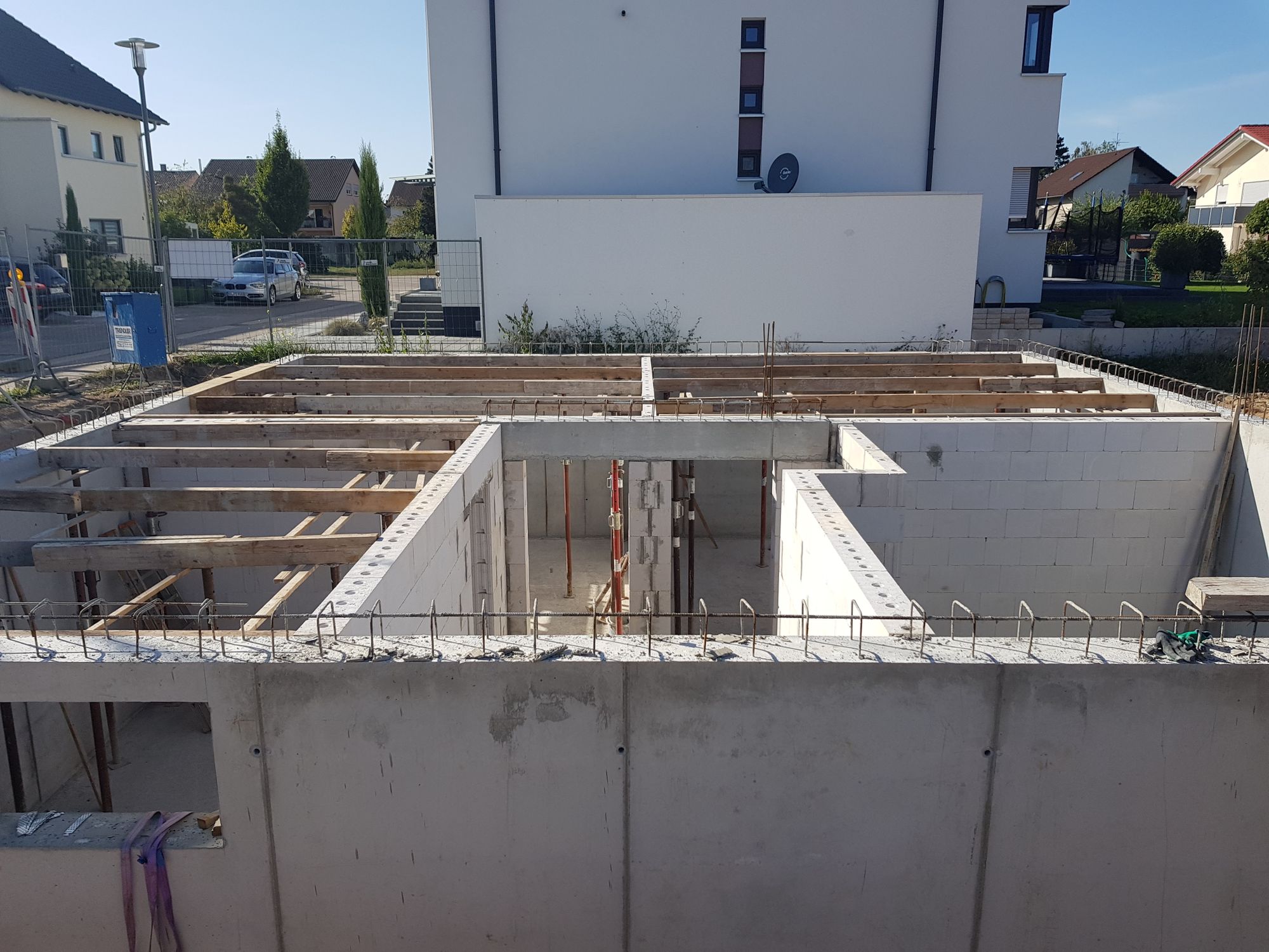 Die erste Decke ist drauf!