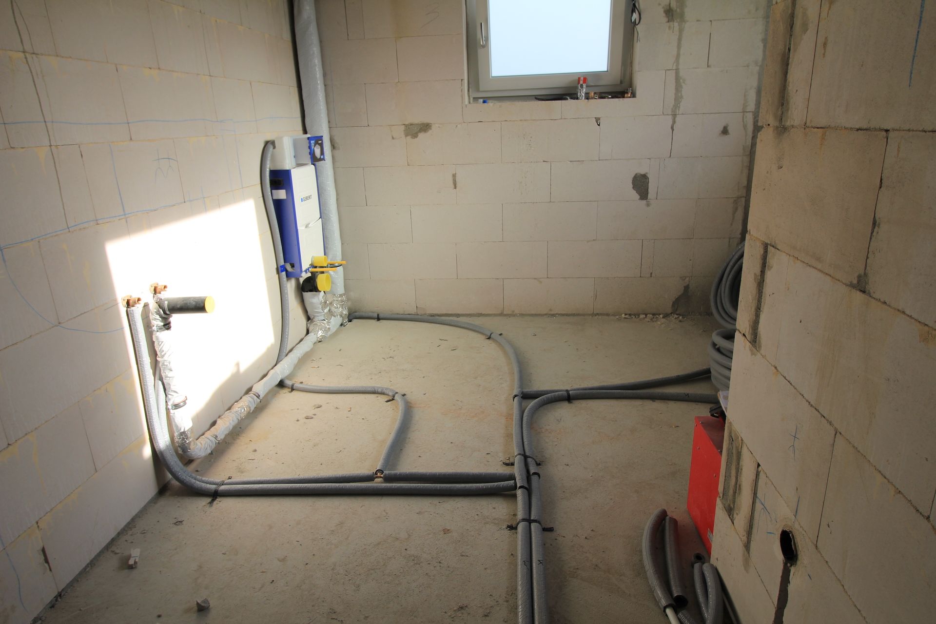 Wasser, Strom, Innenputz, Dämmung, Fußbodenheizung, Estrich!