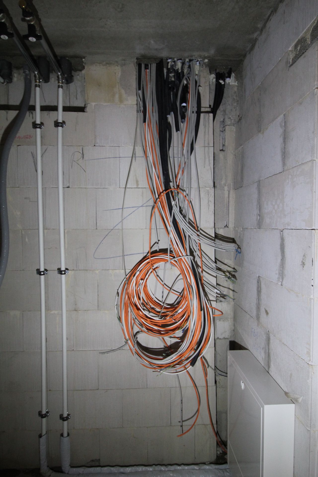 Wasser, Strom, Innenputz, Dämmung, Fußbodenheizung, Estrich!